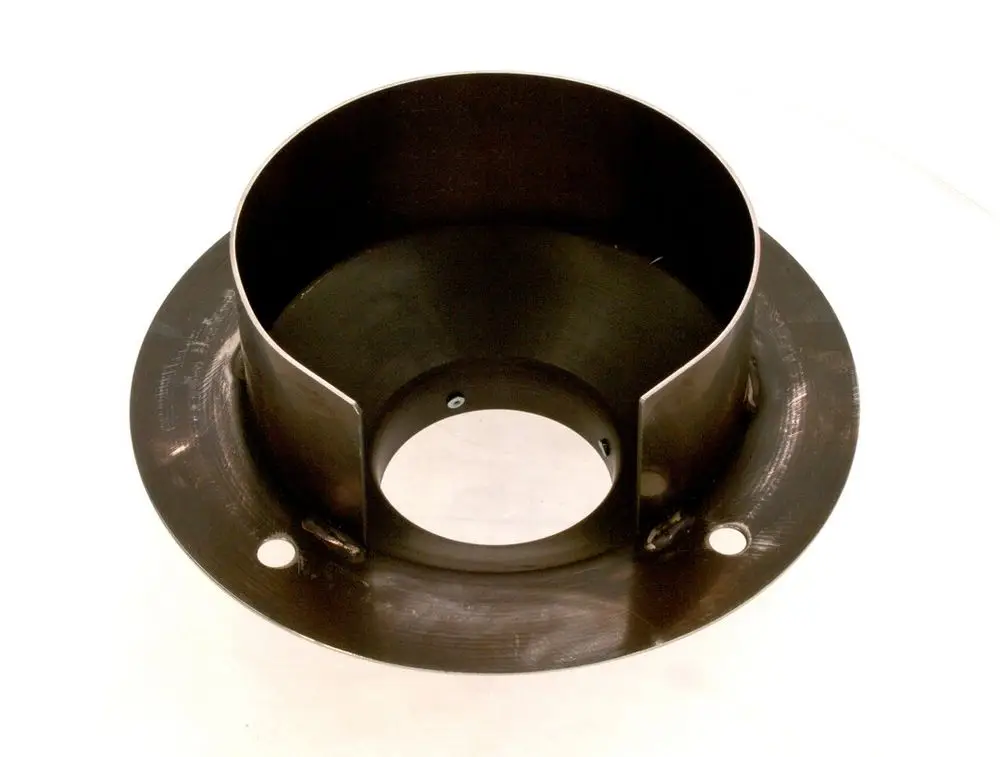 Schwarzes Metallteil mit offener Oberseite und seitlicher Einkerbung, mit Montagebohrungen, möglicherweise Teil eines Brenners von Bosch.